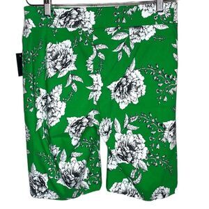 NWT Sabrina S  green & white floral stretchy slimming pull on shorts sz Small